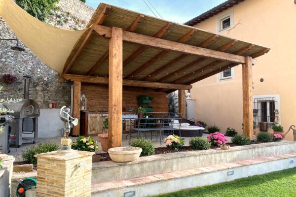 pergola-30-mq-colonne-asciate-copertura-bambu-esterno