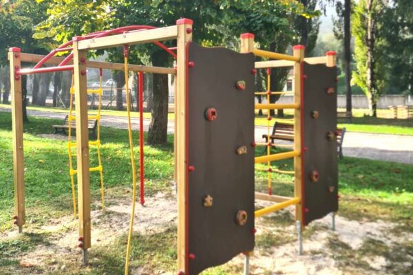 Parco giochi a Preci - struttura da arrampicata