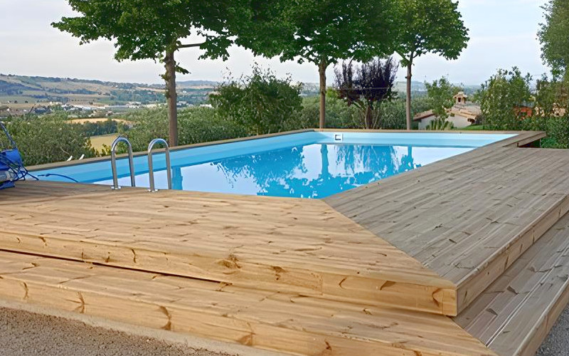 Piscina tra le colline di Recanati (MC)