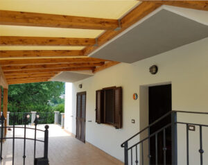 Pergola addossata con telo