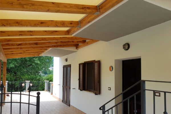 Pergola addossata con telo